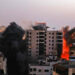 Israel derriba edificio de 12 pisos en la Franja de Gaza