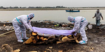 Decenas de cadáveres llegan a las orillas del Río Ganges, India