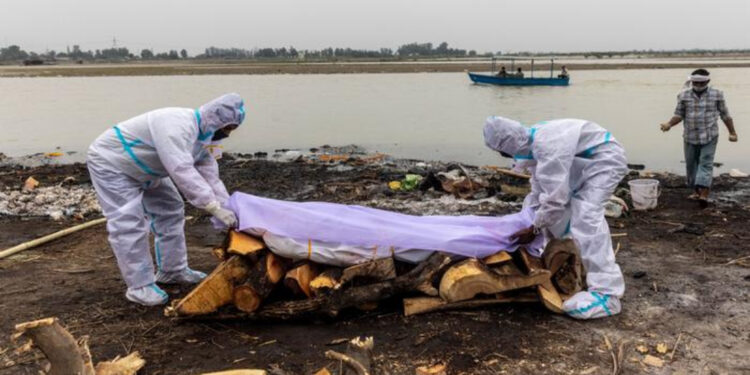 Decenas de cadáveres llegan a las orillas del Río Ganges, India
