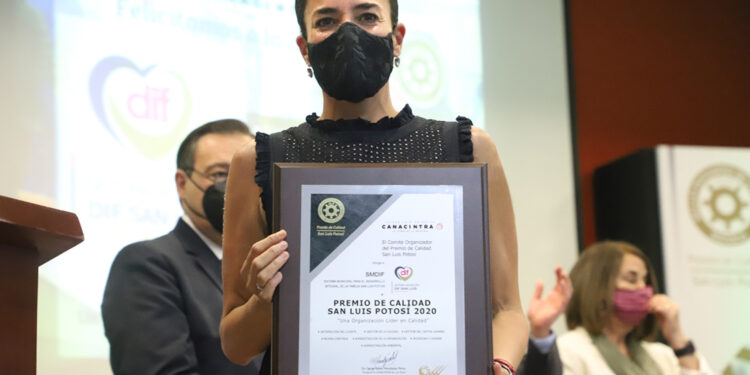 Entregan a DIF municipal de San Luis Premio de Calidad Canacintra