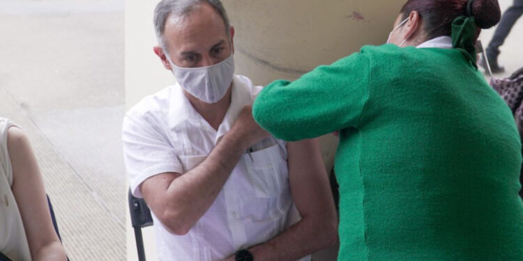 Recibe Hugo López-Gatell primera dosis de vacuna anti COVID-19