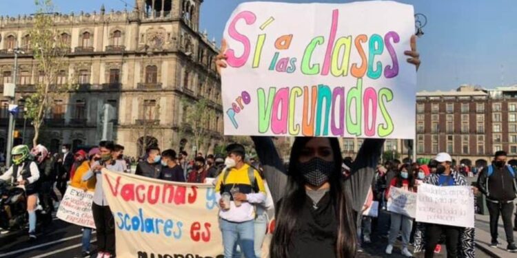 Estudiantes de la CDMX protestan contra regreso a clases presenciales