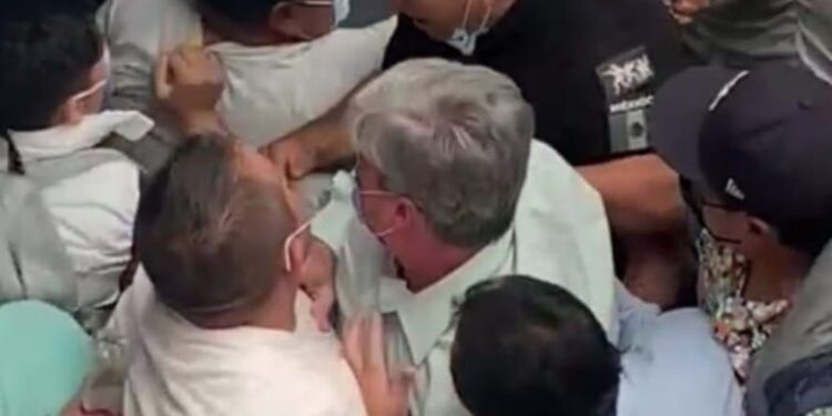 Viral: Comerciantes se agarran a golpes en Cuautitlán México