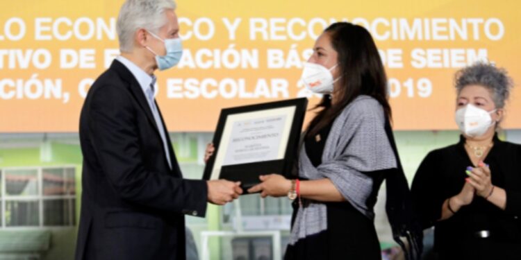 Alfredo del Mazo reconoció a maestros y directivos de Tlalnepantla