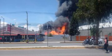Fábrica de químicos se incendia en Estado de México