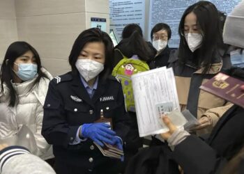 China dejará de exigir pruebas de COVID-19 a viajeros internacionales