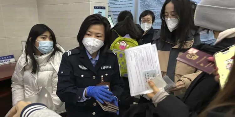 China dejará de exigir pruebas de COVID-19 a viajeros internacionales