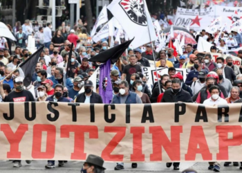 Presidente López Obrador promete verdad sobre caso Ayotzinapa