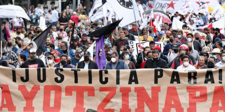 Presidente López Obrador promete verdad sobre caso Ayotzinapa