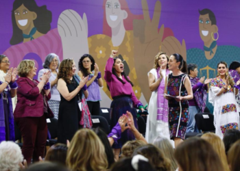 Gobernadoras y legisladoras respaldan la aspiración presidencial de Claudia Sheinbaum en evento de conmemoración del voto femenino