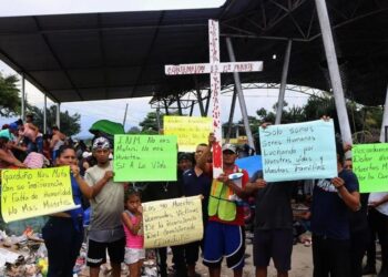 Migrantes cosen sus labios como medida de presión en Huixtla, Chiapas