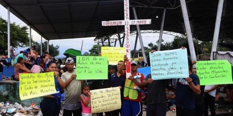 Migrantes cosen sus labios como medida de presión en Huixtla, Chiapas