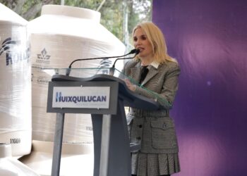 Ante la sequía, gobierno de Huixquilucan entregó 80 tinacos a familias vulnerables