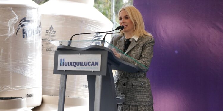 Ante la sequía, gobierno de Huixquilucan entregó 80 tinacos a familias vulnerables