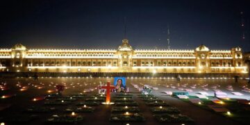 Zócalo de Ciudad de México se llena de “lápidas” por feminicidios