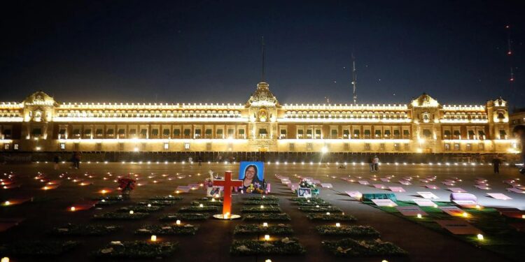 Zócalo de Ciudad de México se llena de “lápidas” por feminicidios