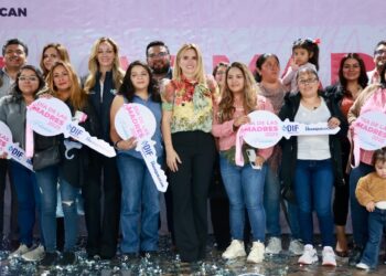 Entrega Huixquilucan 14 casas por el Día de las Madres