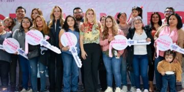 Entrega Huixquilucan 14 casas por el Día de las Madres