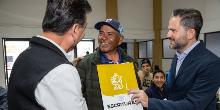 Más de 40 familias reciben escrituras de su vivienda en García, Nuevo León