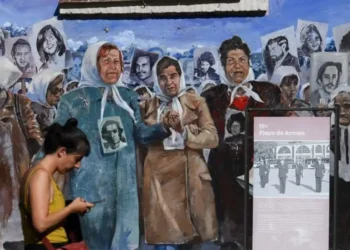 La vigilia en Plaza de Mayo refleja la crisis actual mientras se conmemoran 50 años del golpe militar en Argentina.