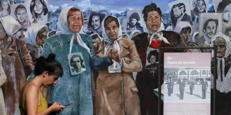 La vigilia en Plaza de Mayo refleja la crisis actual mientras se conmemoran 50 años del golpe militar en Argentina.