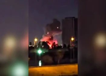 Ataques recientes con drones afectan la embajada de Estados Unidos y provocan caos en Emiratos Árabes Unidos.