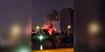 Ataques recientes con drones afectan la embajada de Estados Unidos y provocan caos en Emiratos Árabes Unidos.