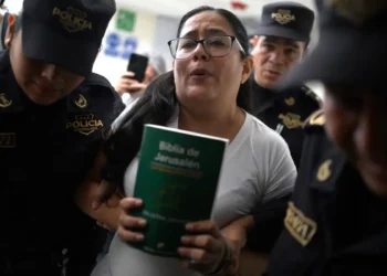 El Salvador enfrenta una crisis política con decenas de detenidos, incluidos activistas y una abogada destacada, Ruth López.