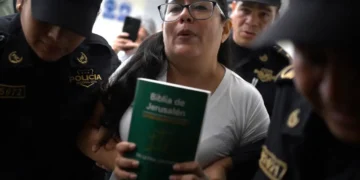 El Salvador enfrenta una crisis política con decenas de detenidos, incluidos activistas y una abogada destacada, Ruth López.