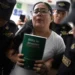 El Salvador enfrenta una crisis política con decenas de detenidos, incluidos activistas y una abogada destacada, Ruth López.