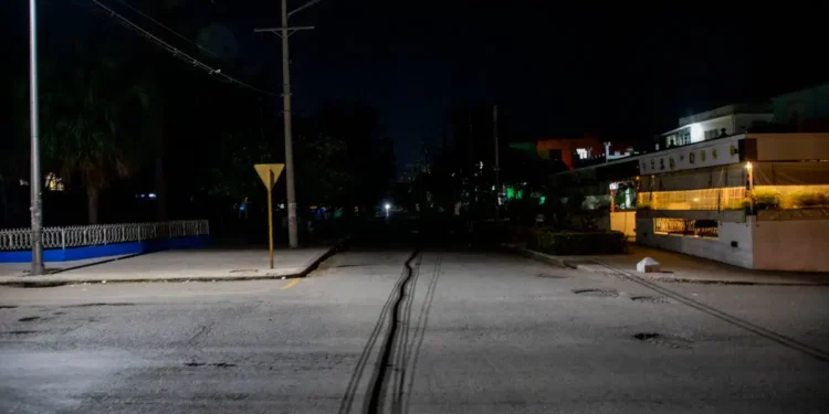 El mandatario cubano Díaz-Canel reconoce el descontento social por apagones, pero condena la violencia en protestas.