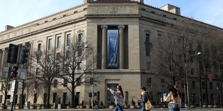 El Departamento de Justicia de EE. UU. decide no imputar a cómplices de Epstein, revelando eliminación de documentos clave.