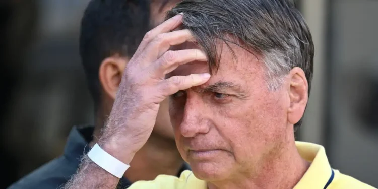 El ex presidente Jair Bolsonaro se encuentra en terapia intensiva por bronconeumonía tras sentirse mal en la cárcel.