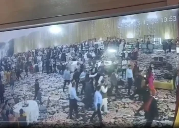 Un político indio, Abdullah, logró escapar ileso de un tiroteo durante una boda, sorprendiendo a todos los asistentes.