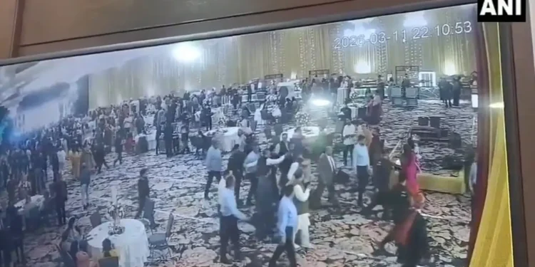 Un político indio, Abdullah, logró escapar ileso de un tiroteo durante una boda, sorprendiendo a todos los asistentes.