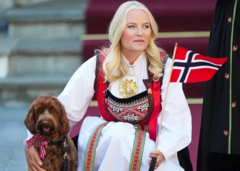 Mette-Marit de Noruega destaca su inseguridad durante una visita a Jeffrey Epstein, en un contexto tenso.