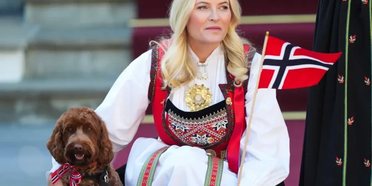 Mette-Marit de Noruega destaca su inseguridad durante una visita a Jeffrey Epstein, en un contexto tenso.