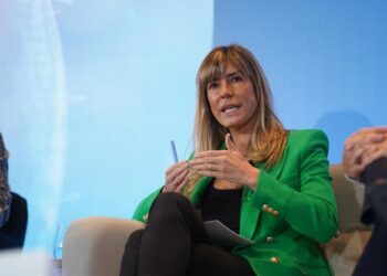 La esposa del presidente Pedro Sánchez será juzgada en España por varios cargos. Descubre todos los detalles aquí.