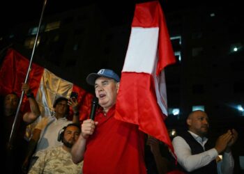 El candidato ultraconservador Rafael López Aliaga busca irregularidades electorales ofreciendo 5 mil 800 dólares en Perú.