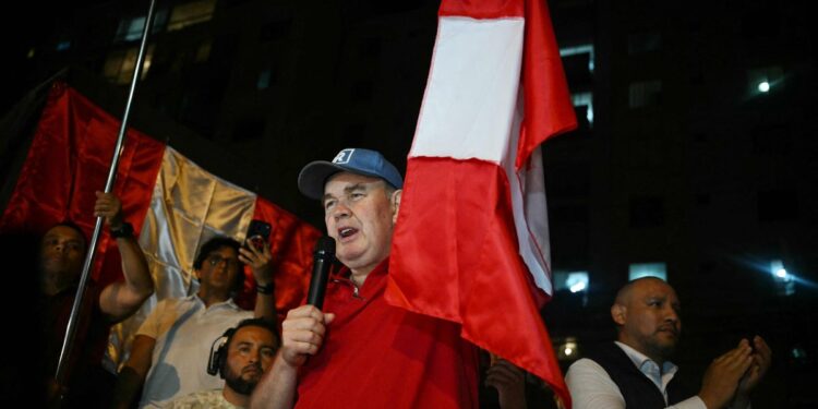 El candidato ultraconservador Rafael López Aliaga busca irregularidades electorales ofreciendo 5 mil 800 dólares en Perú.