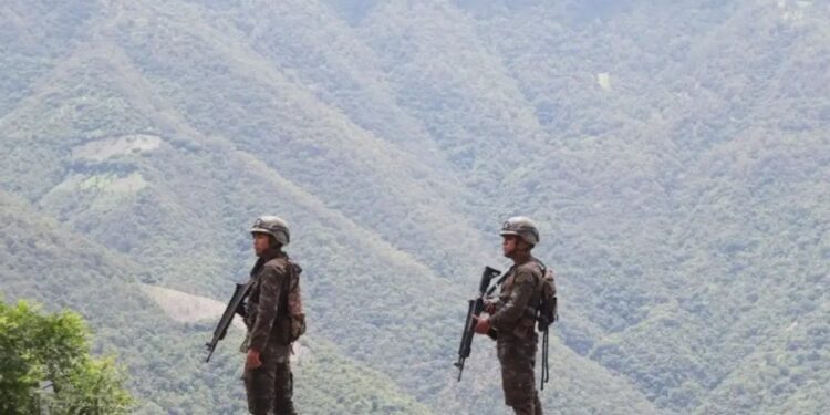 Siete individuos, entre ellos mexicanos y guatemaltecos, fueron arrestados por la desaparición de seis trabajadores en Guatemala.