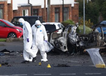 Un coche bomba estalló en Dunmurry mientras la policía evacuaba a residentes, causando alarma en Belfast.