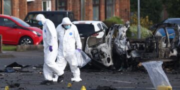Un coche bomba estalló en Dunmurry mientras la policía evacuaba a residentes, causando alarma en Belfast.