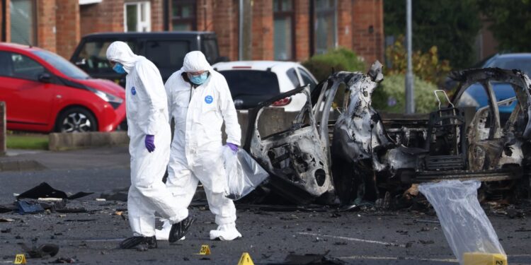 Un coche bomba estalló en Dunmurry mientras la policía evacuaba a residentes, causando alarma en Belfast.