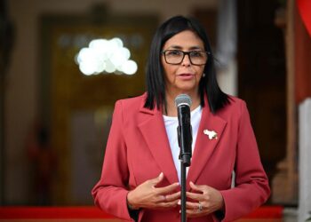 Estados Unidos elimina sanciones a Delcy Rodríguez, marcando un nuevo inicio en las relaciones con Venezuela.