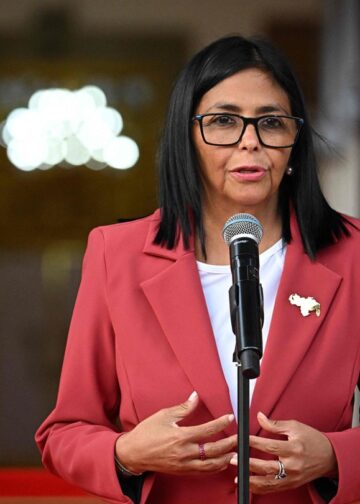 Estados Unidos elimina sanciones a Delcy Rodríguez, marcando un nuevo inicio en las relaciones con Venezuela.