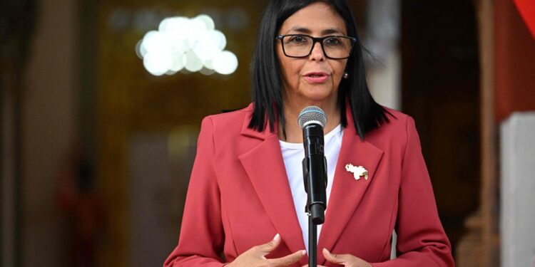 Estados Unidos elimina sanciones a Delcy Rodríguez, marcando un nuevo inicio en las relaciones con Venezuela.
