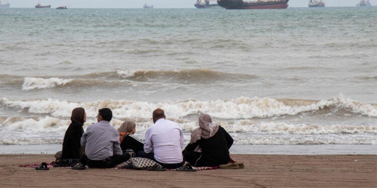 Teherán niega diálogos directos con Washington a pesar de delegaciones en Pakistán, donde se espera una oferta importante.