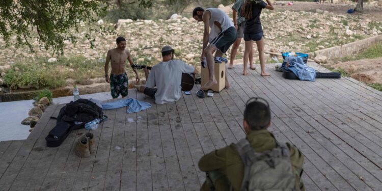 Se aprueban 34 asentamientos en Cisjordania, en medio de la violencia creciente contra palestinos por colonos israelíes.