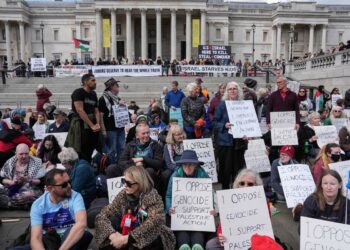 Manifestantes en Trafalgar Square exigen la derogación de la prohibición impuesta a Palestine Action en Londres.